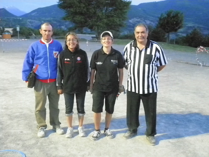 Cécile et Aline avant la finale en compagnie des arbitres