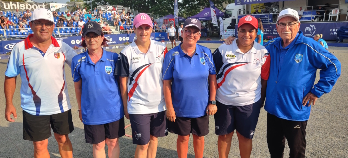 Cécile TORRES et Véronique COQUET accompagnées de leur délégué Norbert POU en 8° de finale dans le carré d’honneur contre les Championnes de France